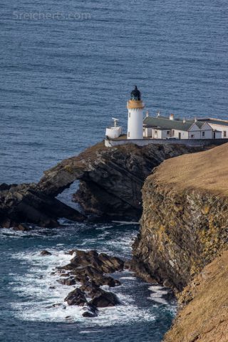 Der Felsbogen und der Bressay Leuchtturm