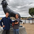 Die Kids und Grindel vor dem Denkmal von Bamse in Montrose