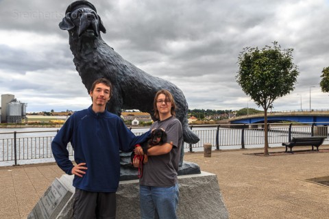 Die Kids und Grindel vor dem Denkmal von Bamse in Montrose