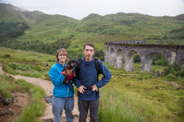 Amy, Grindel und Noah vor derm Glenfinnan Viadcut - wir warteten auf den Harry Potter Zug
