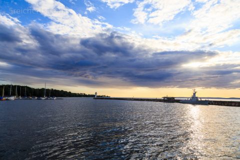 Die Hafeneinfahrt von Hjö