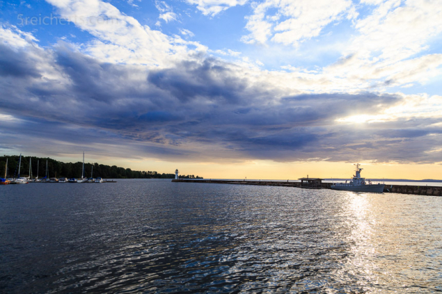 Die Hafeneinfahrt von Hjö