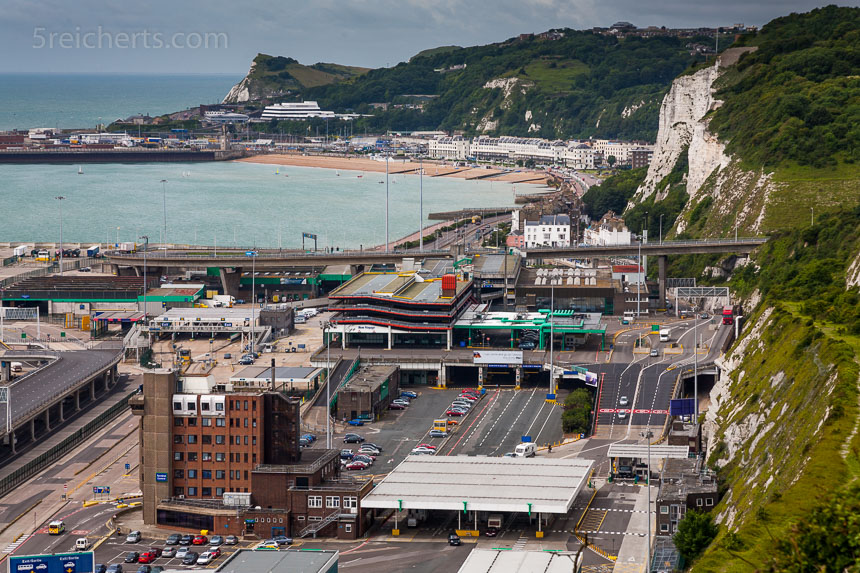 Blick von den Klippen auf den Hafen von Dover