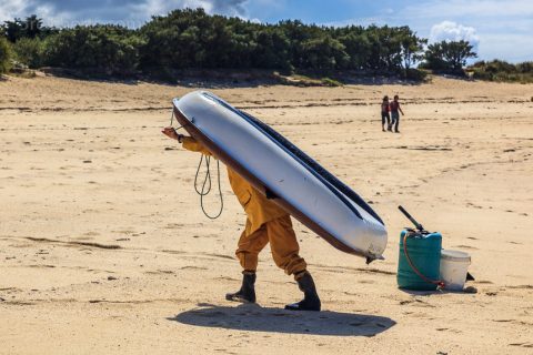 Mit dem kleinen Boot zum Fischerboot und dann raus aufs Meer