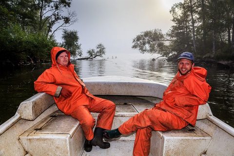 Früh morgens auf dem See, die beiden Jungs machen sich bereit