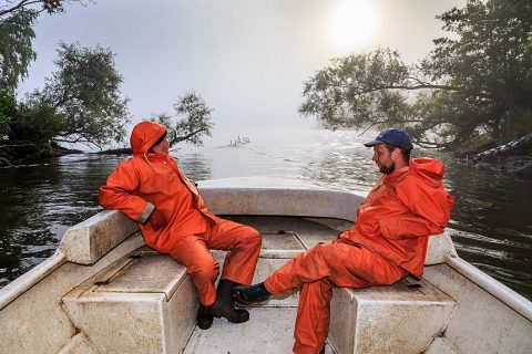 Früh morgens auf dem See, die beiden Jungs machen sich bereit