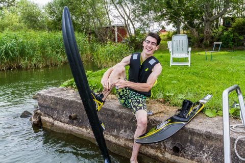 Andrew zieht die Wasserski an