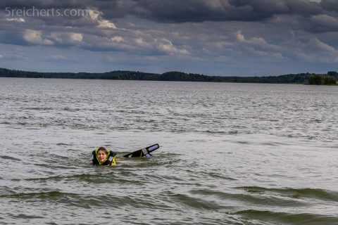 Amy macht sich bereit zum Wasserskifahren