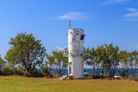 Der Leuchtturm Valar reiht sich wunderbar in die Baumreihe ein