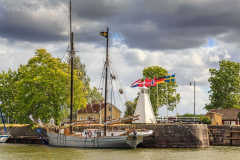 Kleiner Leuchtturm und Segelboot