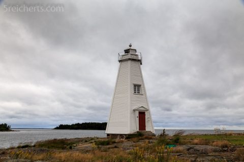 Stavik Leuchtturm im tristen Regenwetter