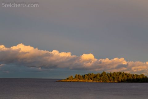 eine kleine Insel im See