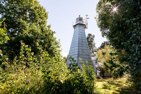 Der Leuchtturm Hjortens Udde zwischen den Bäumen