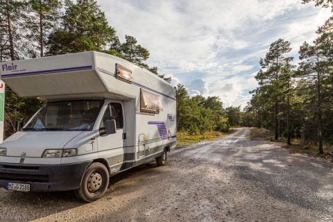 Unser Wohnmobil auf engen Waldwegen