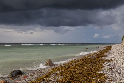 Wolken und Kieseltrand