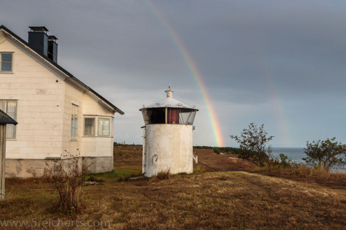 Leuchttürmchen Hallsvik mit Regenbogen