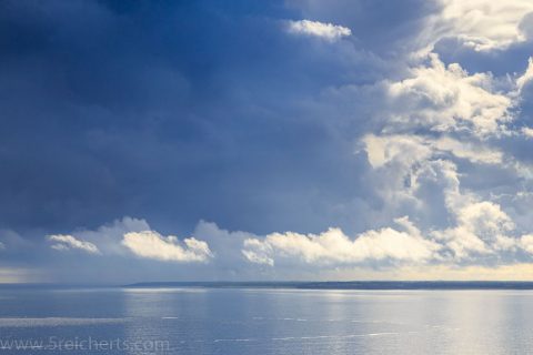 Wolken und Meer