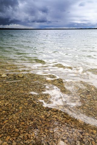 Das klare Wasser des Sees