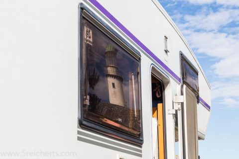 Ein Leuchtturm im Wohnmobilfenster