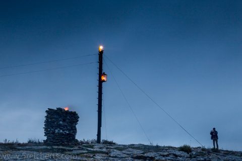 Öllampe und Holzfeuer