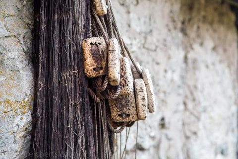 Ein Fischernetz hängt zum Trocknen