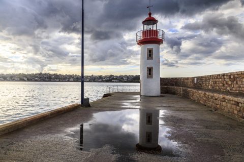 Der Hafenleuchtturm von Erquy ohne Grindel