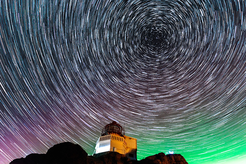 Kreisförmige Sternenbahnen über dem Leuchtturm Litloy, Norwegen
