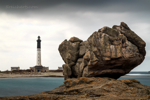 Felsen und Leuchtturm auf der Ile de Sein, Bretagne