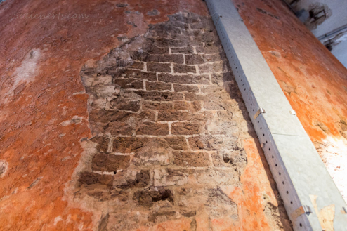 Blick auf die Zerbombte Mauer im Innern des Leuchtturms von Texe