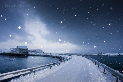 Leichter Schneefall in Henningsvaer, Lofoten