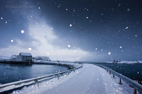 Naturfotografie macht glücklich -Leichter Schneefall in Henningsvaer, Lofoten