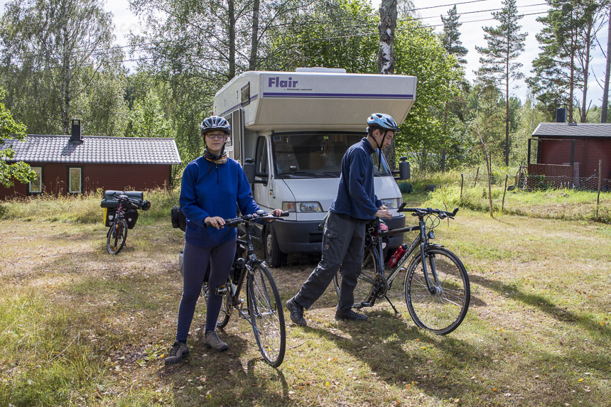 Wir machen uns für eine Radtour fertig, Åland, Finnland
