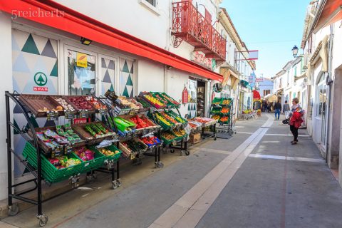 Gemüseladen in den Gassen von Ste Marie de la Mer, Camargue