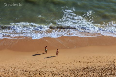 Blick nach unten zum Strand