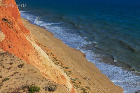 Blick nach unten zum Strand