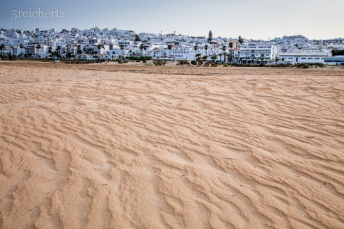 Morgens im frischen Sand, Blick nach Conil, Andalusien
