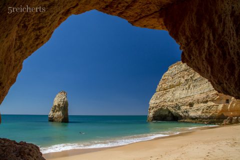 Eine Grotte am Strand