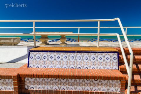 Schöne Mosaikmuster überall. Das hier ist eine Sitzbank, Andalusien