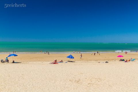 Sonnenbaden am Strand von Chipiona, Andalusien