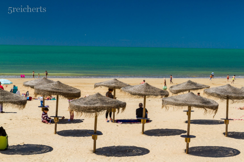 Ein klein wenig Schatten, Strand von Chipiona, Andalusien