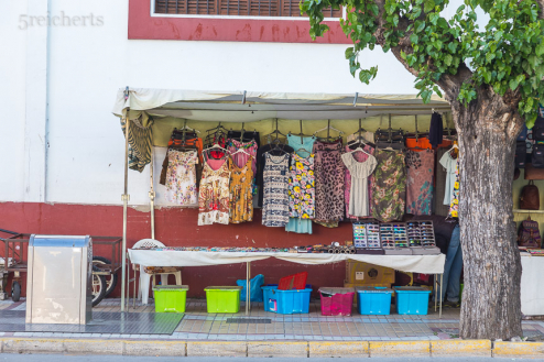 Überall gibt es diese Verkaufstände mit "Markenkleidung", Andalusien