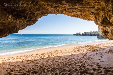 Blick aus einer Höhle auf den Strand