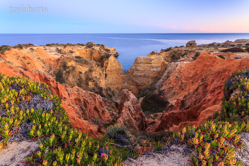 typische Algarveküste nach Sonnenuntergang