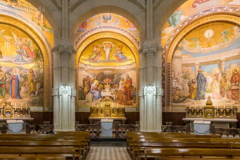 In der Kirche von Lourdes