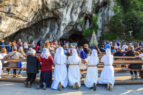 Nonnen beten vor der Grotte von Lourdes