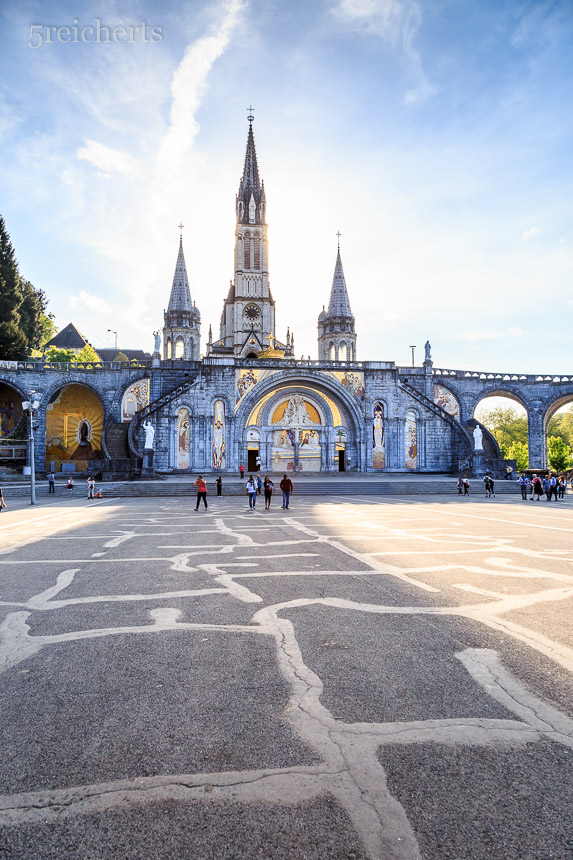 Blick zur Basilika von Lourdes