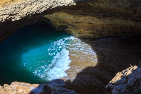 Blick von oben in die Höhle Benagil