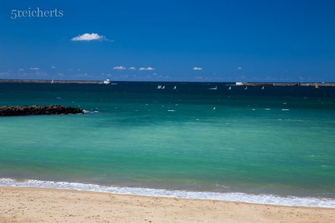 Grelle Farben am Strand, St Jean de Luz