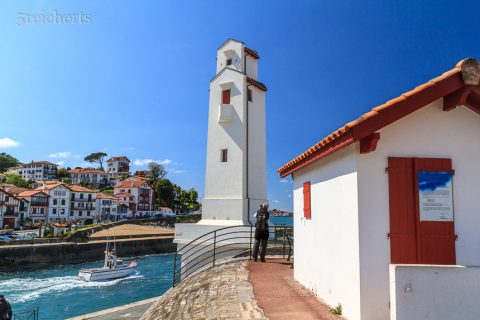 Hafenmole mit Leuchtturm, St Jean de Luz