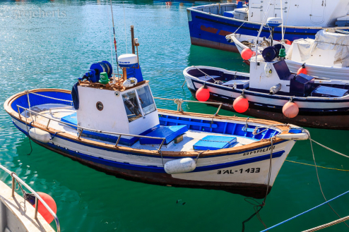 kleines Fischerboot im Hafen von Tarifa, Andalusien